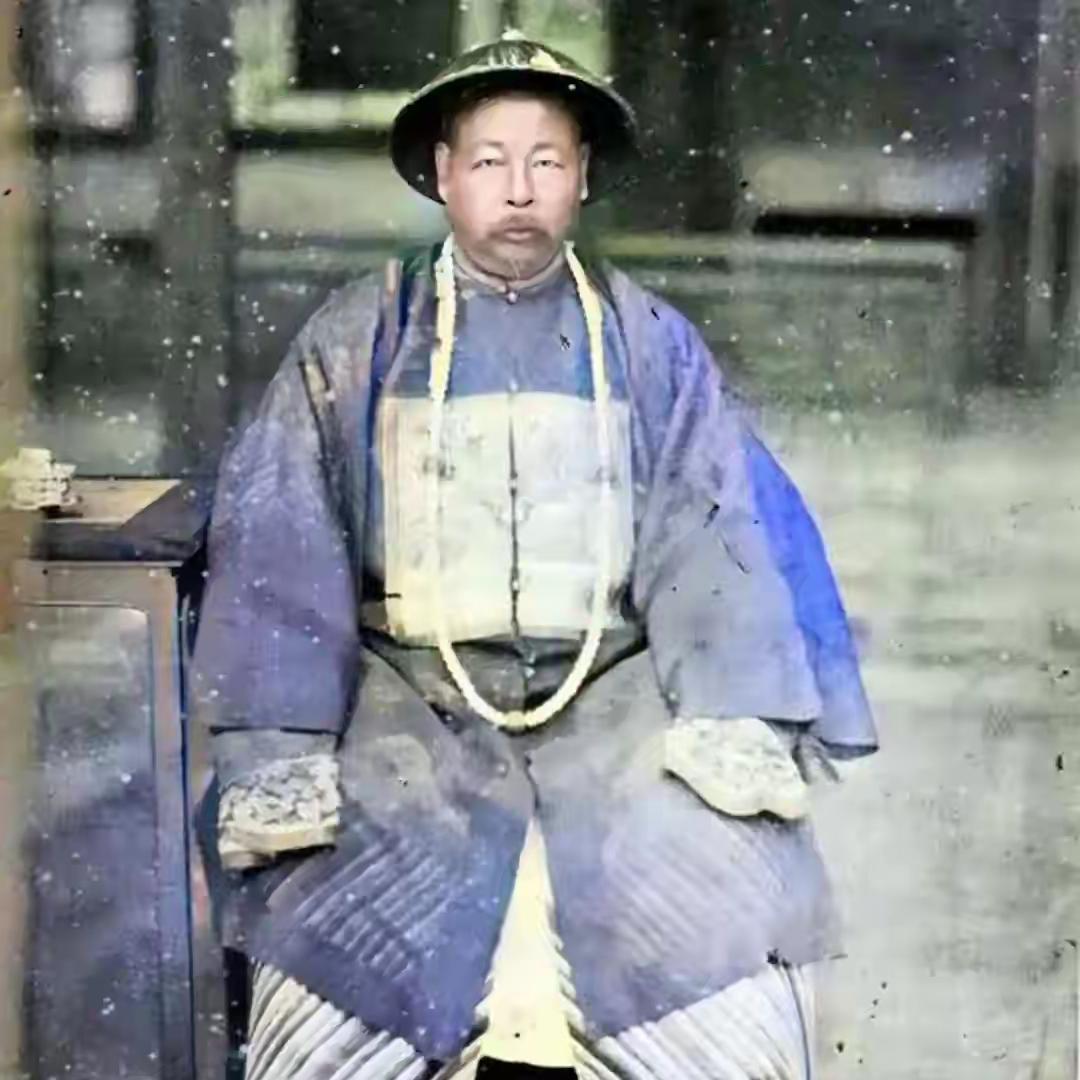 左宗棠收复新疆，粮草断绝。他下令：全军原地娶妻生子！李鸿章闻言大骂：左疯子！三年