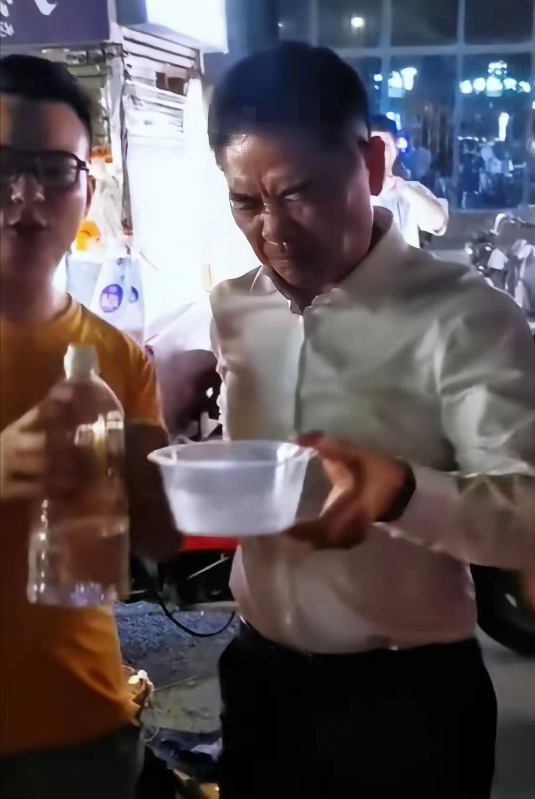 我完全可以说，这是最接地气，最没有架子的顶级富豪——东哥…我这么说，你大概没什