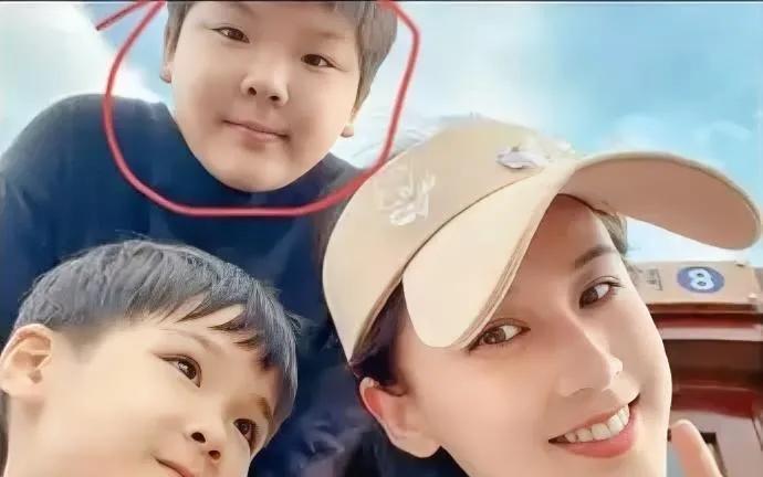 黄圣依现在最头疼的事情来了，不是妈妈邓传理在节目上把自己说哭，而是现在两个孩