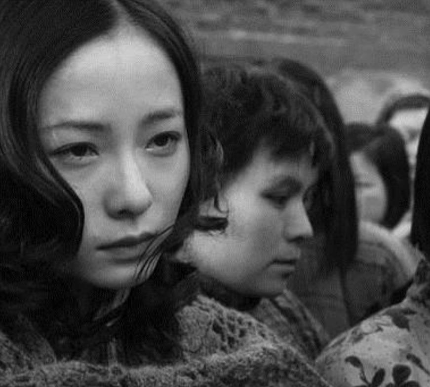 1943年，一名女子被日军欺辱后，在山洞里生下一个孩子。本想解开衣服给孩子喂奶时