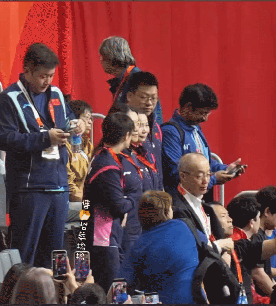 你们不是来看比赛的吗，怎么全是在拍莎莎，莎莎的表情都有点无语了。但是莎莎真的是