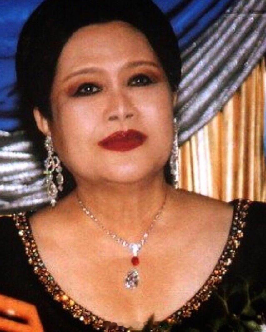 珠宝曾属于泰国王后诗丽吉的钻石吊坠，结构就是三角形钻+圆形红宝石+水滴钻，来自