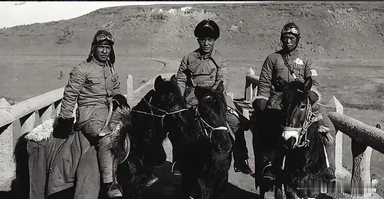 1944年，侦察员跑来报告：“有骑兵！”团长镇定问多少，对方结巴：“1……1个师