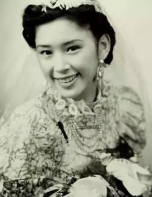 1966年，75岁的李宗仁一把搂住了27岁胡友松的小蛮腰，在她脸上吻了一下，盯着