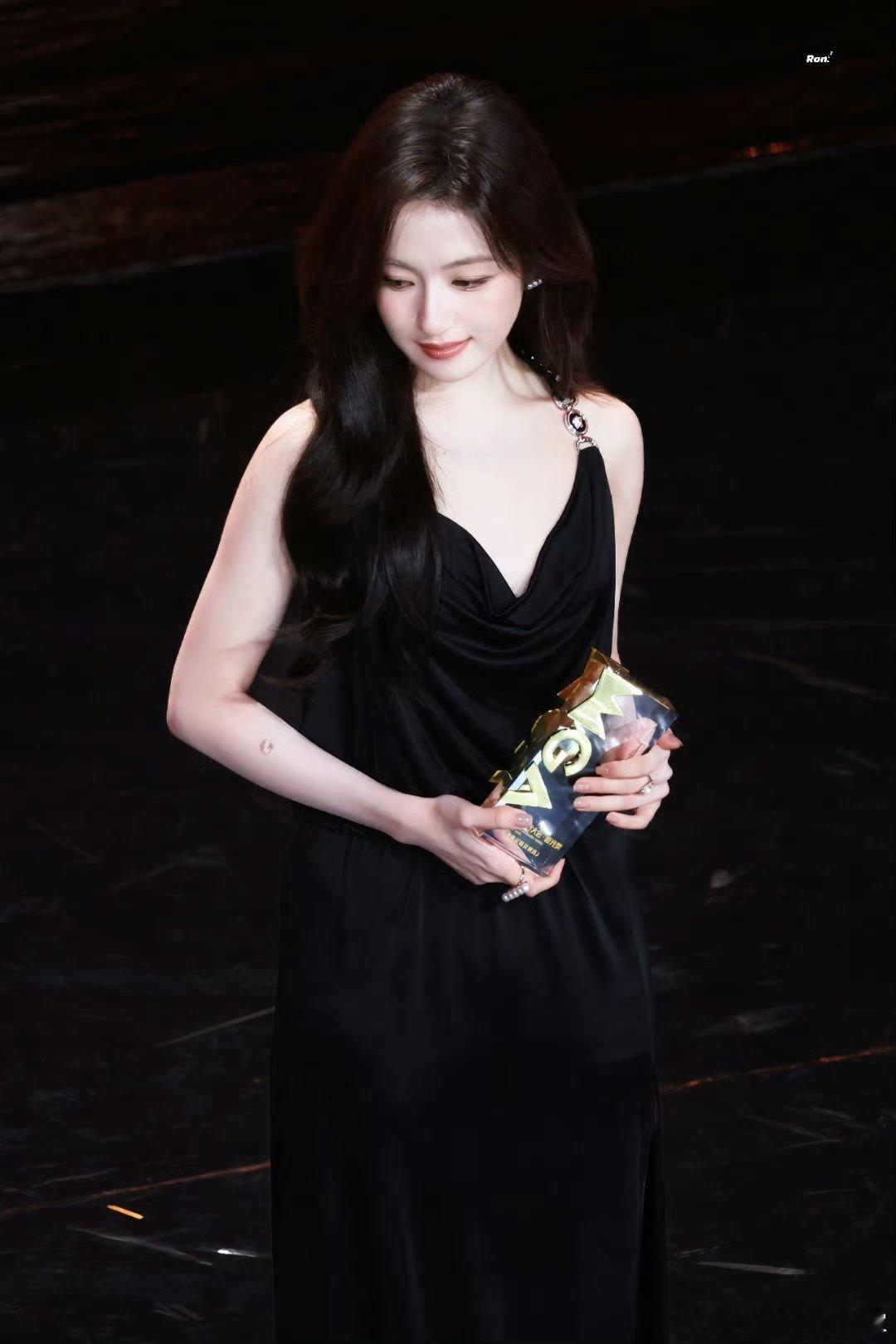 李兰迪发言我都有点智性恋了，从容又大方谁能不爱​红气养人​​​