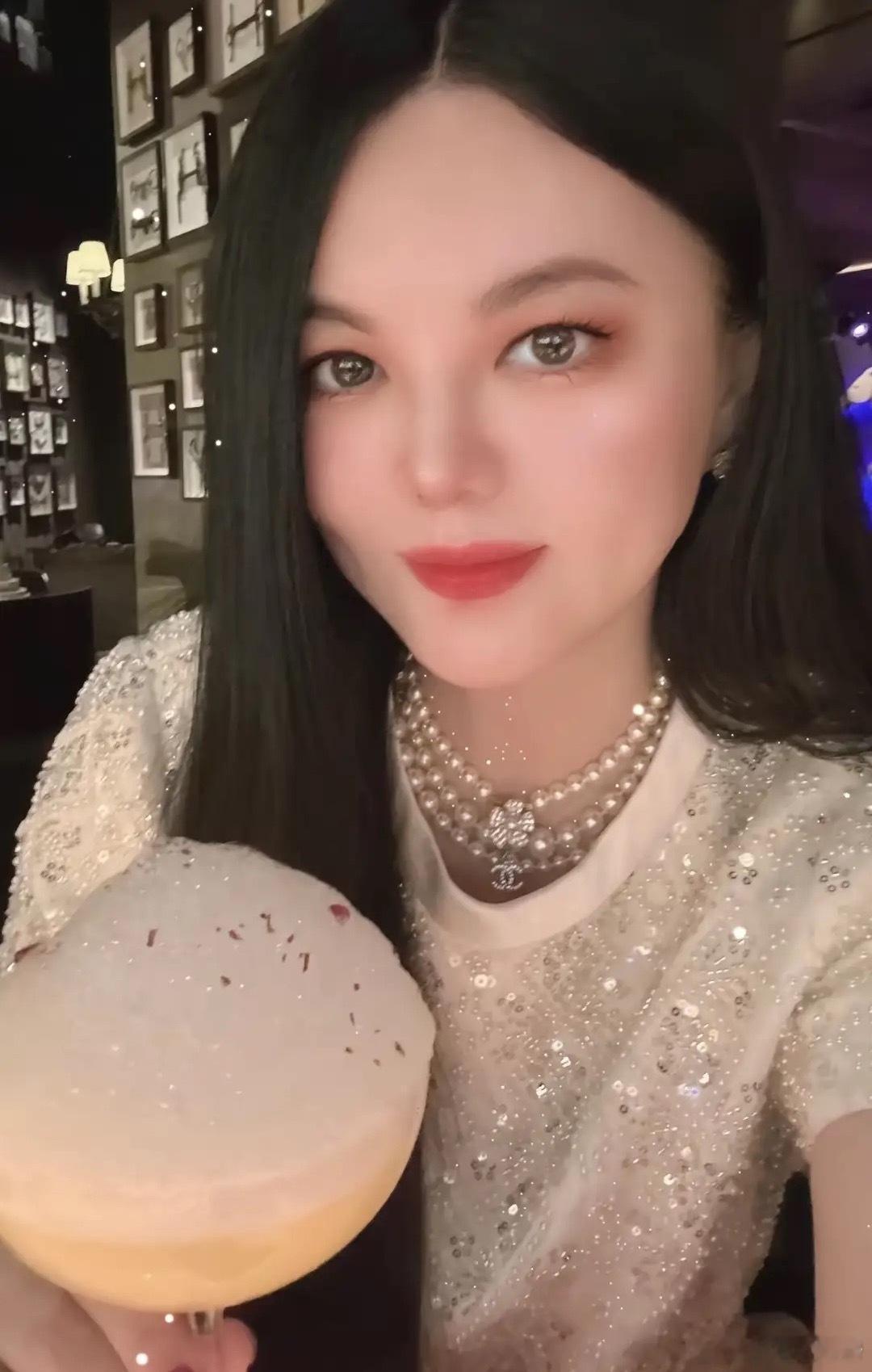 李湘母女去澳门跨年！16岁王诗龄和妈妈同框自拍，二人共用一张脸。李湘捂着脸，晒出