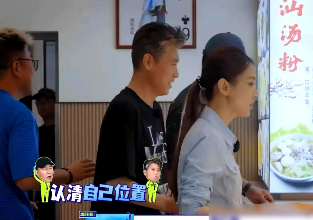 胡军和李乃文在剧组领盒饭，被当成普通助理，打饭阿姨直接一句话：只能选两个菜，肉菜不许打。俩老戏骨没吭