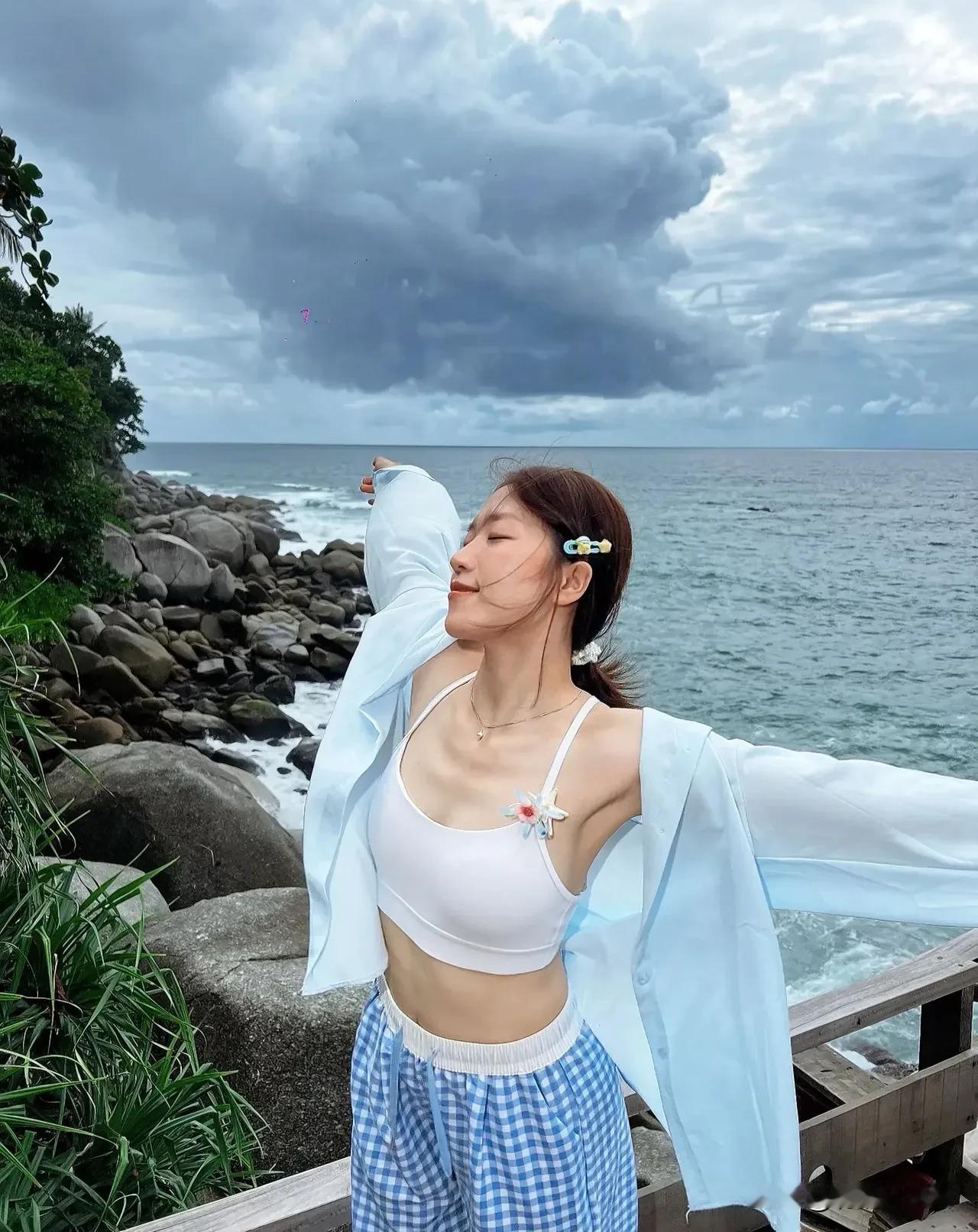 风里藏着海的呼吸，裙摆与浪花共舞。赤脚踩过细沙，每一粒都写着自由。
