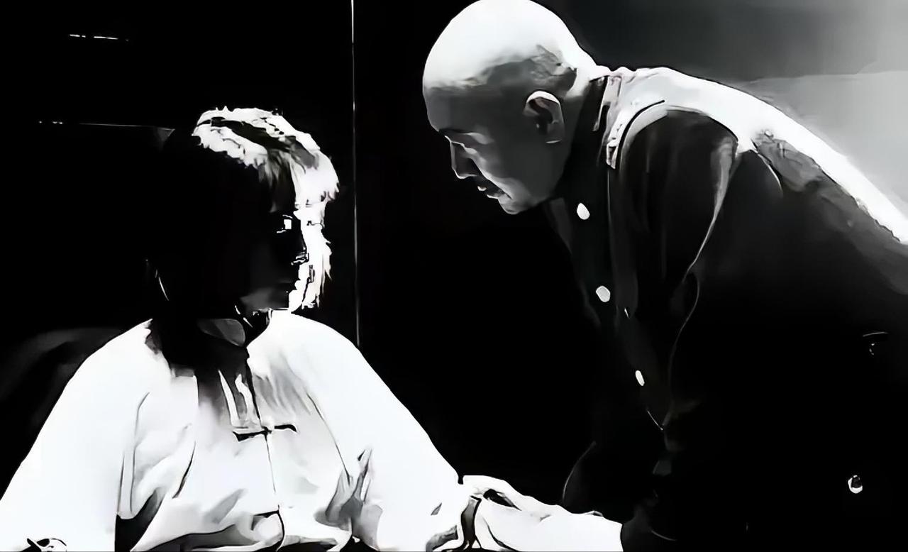 [点赞]1941年，汉奸头子周世奎半夜审讯女地下党，当他掀开对方头发时，却瞬间