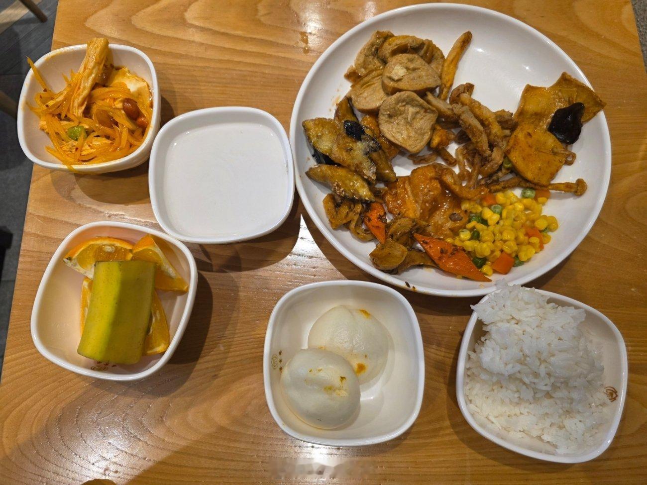 午餐主食米饭豆沙包水果橙子香蕉