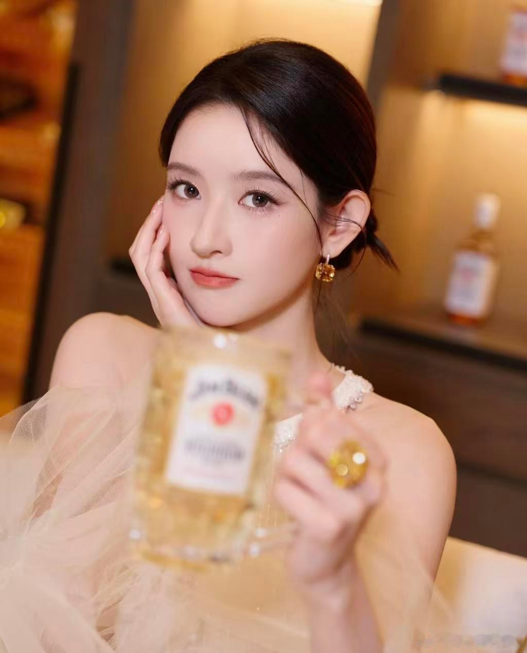 王玉雯早期校花味很难不被这种干净舒服的长相吸引，王玉雯早期整个人透着纯粹的少女