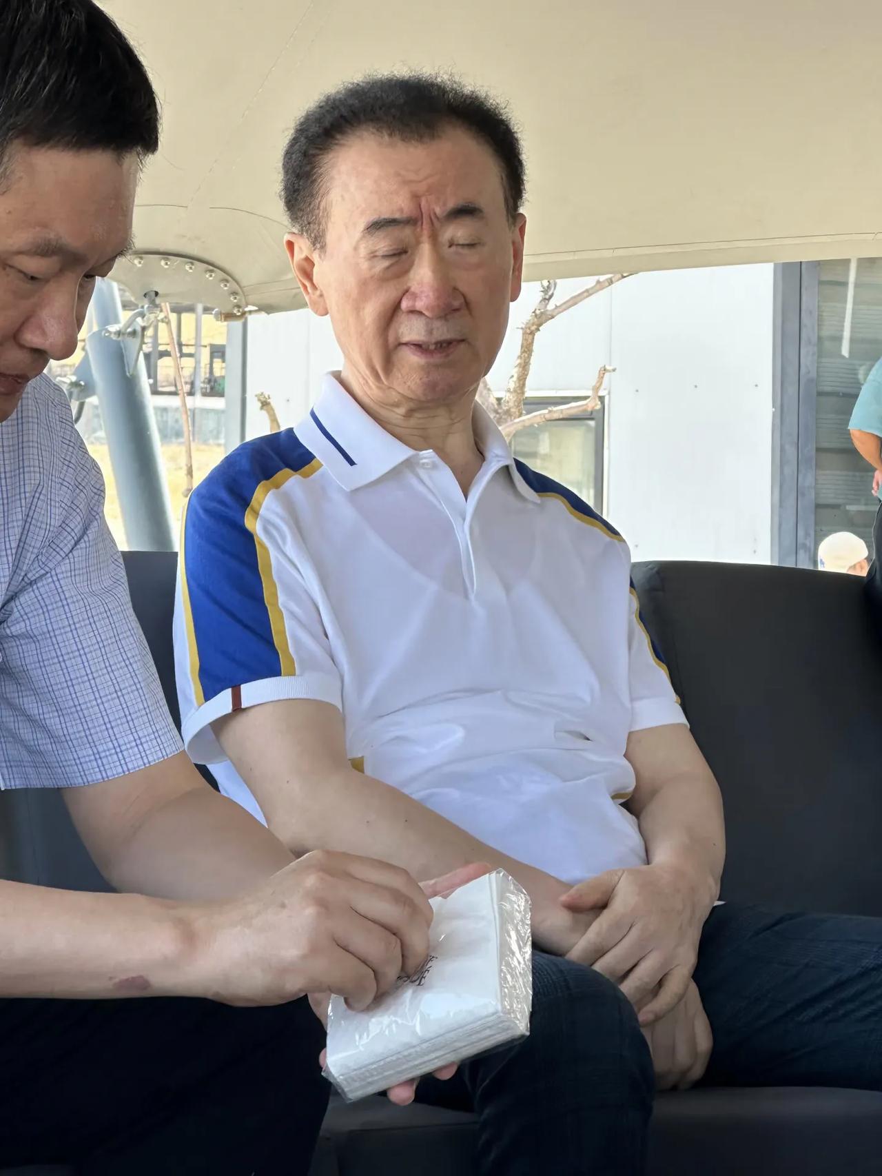 71岁王健林现身新疆视察工作，他整个人状态好差，头发稀疏，走路驼背，而且身材暴瘦