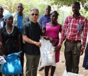 中国曾掏心掏肺援助了非洲一个小国近4000吨大米，谁能想到，这国家最后竟砸回一个