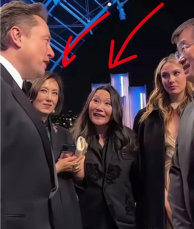 终于明白马斯克为什么能让那么多女人愿意给他生孩子了，在一场活动中，谷爱凌妈妈看马