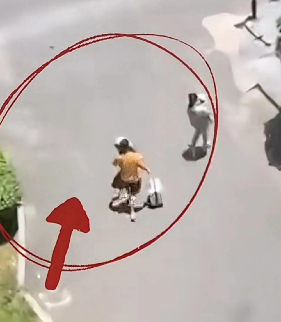 八零后婆婆和儿媳妇闹矛盾，没想到转身儿子和儿媳妇抱着孙子拉着行李箱就走了，这一刻