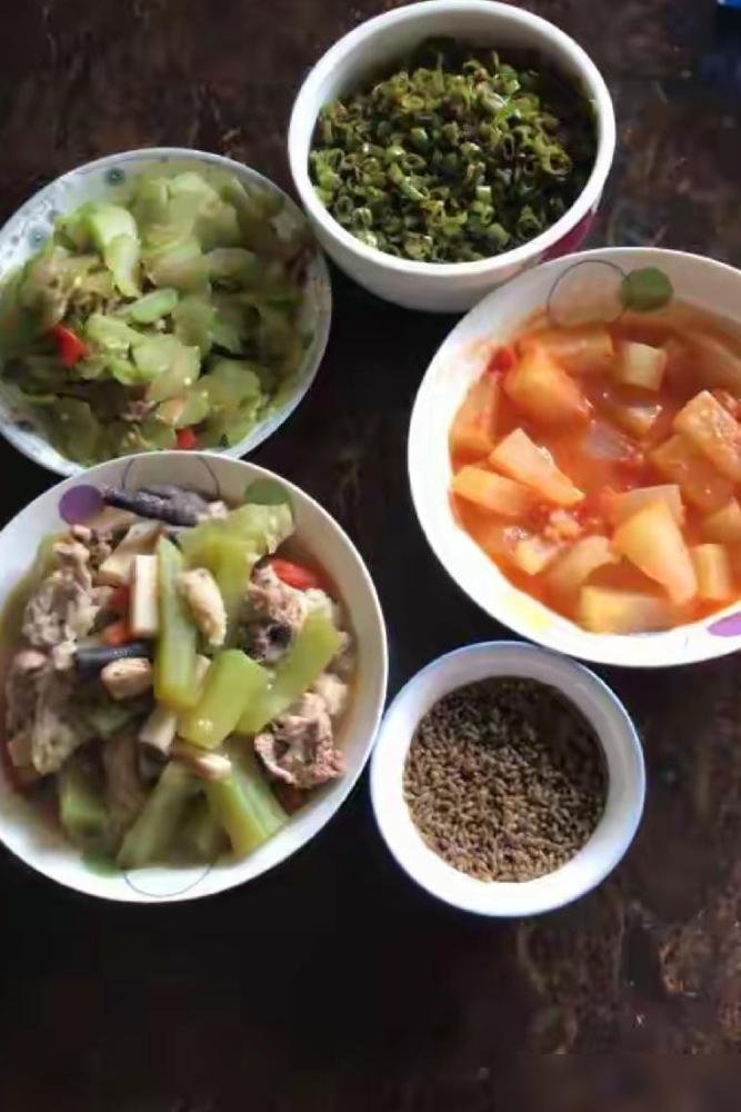 何云伟到安庆吃饭，小龙虾非常棒。我要是当时在隔壁桌吃饭，都得替他尴尬到抠脚。