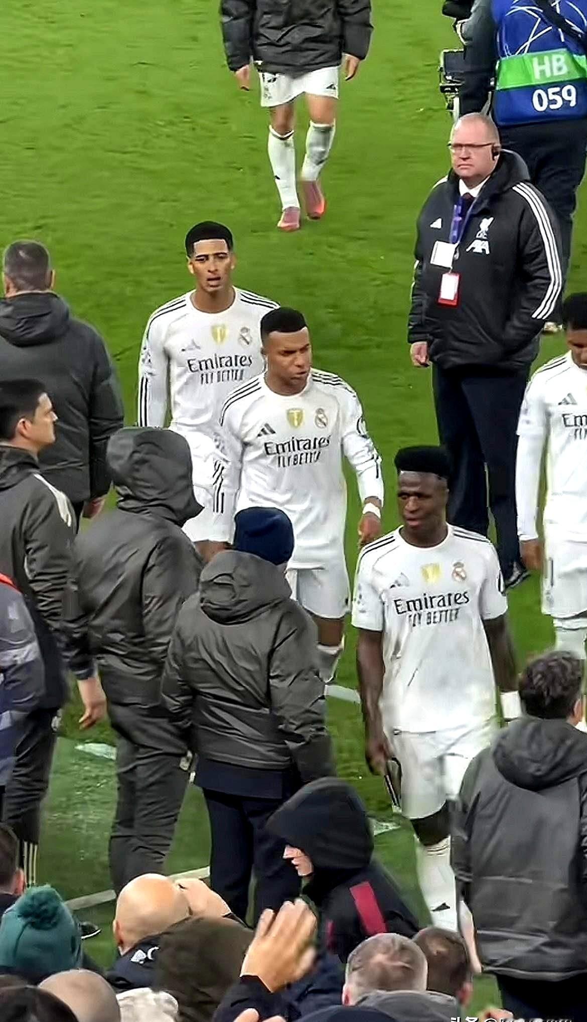 皇马再次在巴列卡诺丢分！维尼休斯真是“独”！他球到脚下就别想传给别人。现