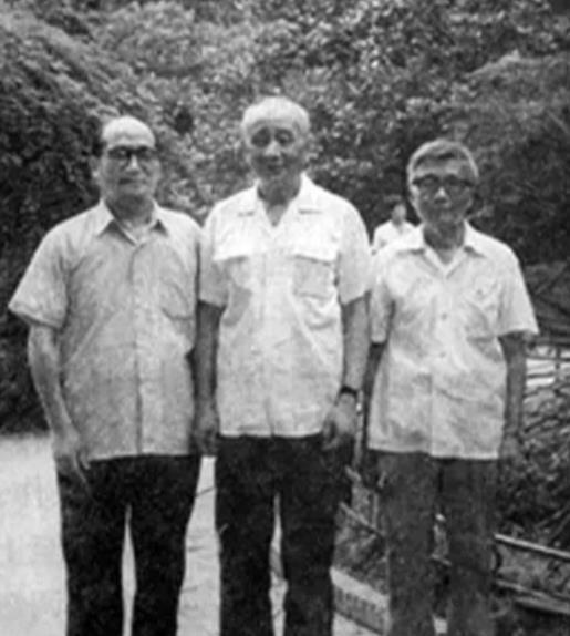 1949年，地下党成员黄旭潜入警察局档案室，偷偷拿走了17份特务资料。谁知第二天
