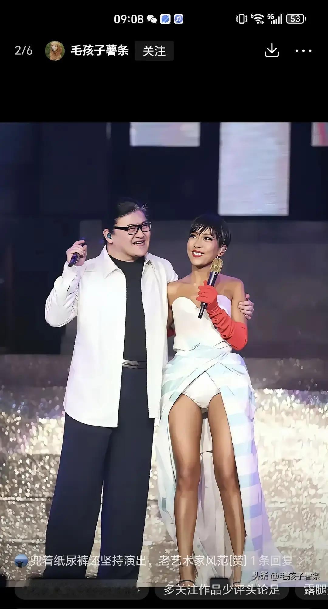 吉克隽逸跨年舞台穿了块黑色三角布，几根金属链吊着，屁股几乎全露，被截图疯传。网