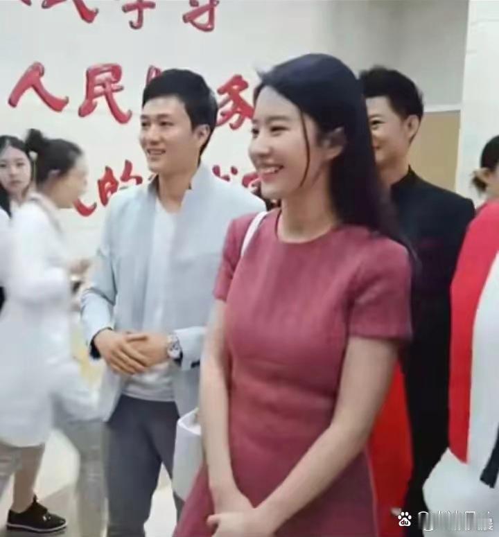 刘亦菲与老师情谊深厚，相处间满是真诚暖意。