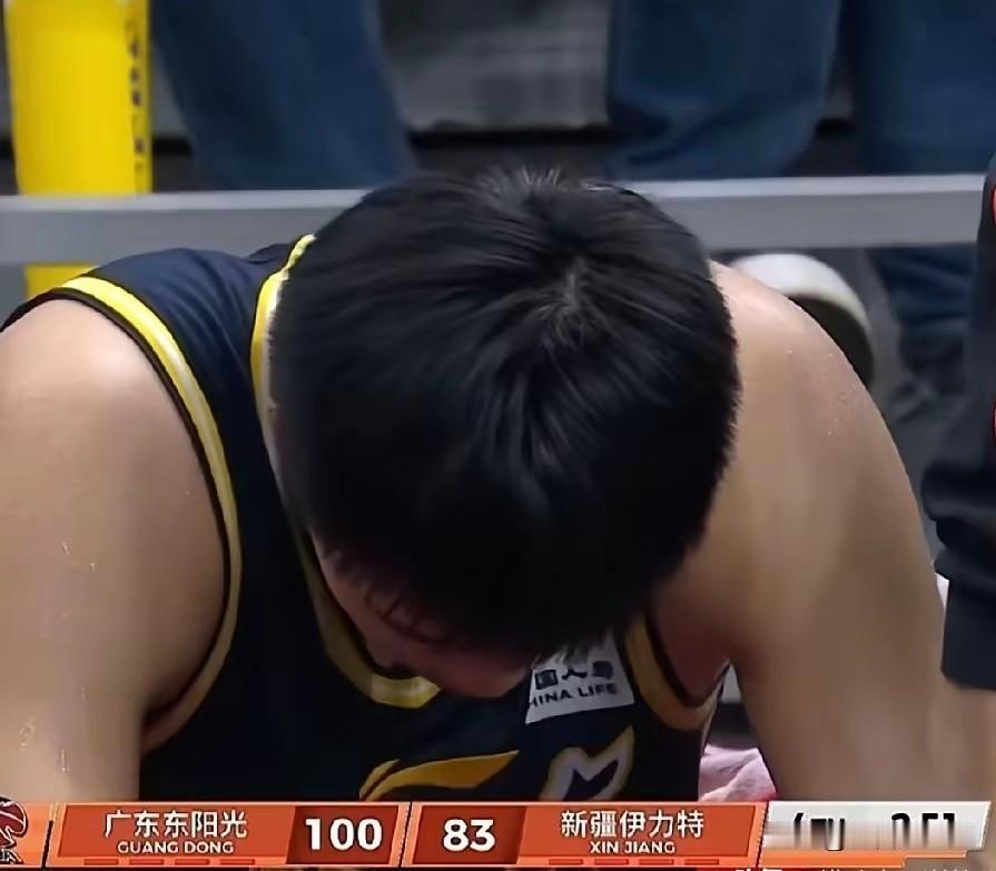 杜锋这场不再骂焦泊乔了，但焦泊乔还是闷闷不乐的样子，即使得到12分球队大胜新疆队