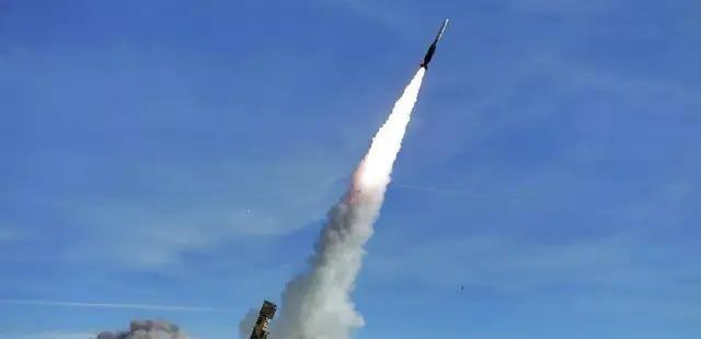 美军刚扔下一纸封锁令，全世界的商船都吓得原地打转，结果咱们中国四艘超级巨轮，连航