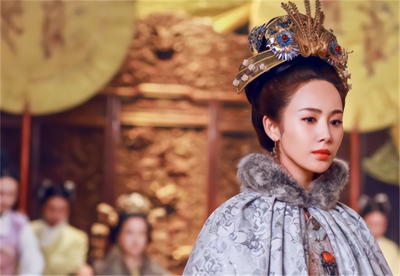 1407年，朱棣的发妻徐皇后去世，朱棣深夜将徐皇后的妹妹徐妙锦召进宫。他许诺：“