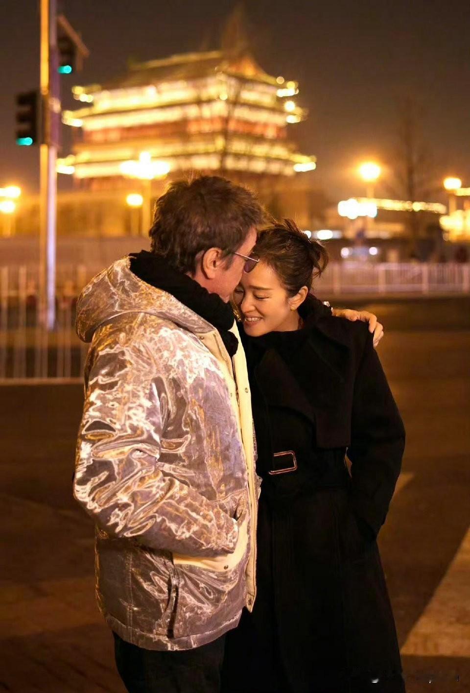 巩俐这状态哪像59岁啊，和77岁的丈夫站一起简直是逆生长组合！两人穿得休闲舒服