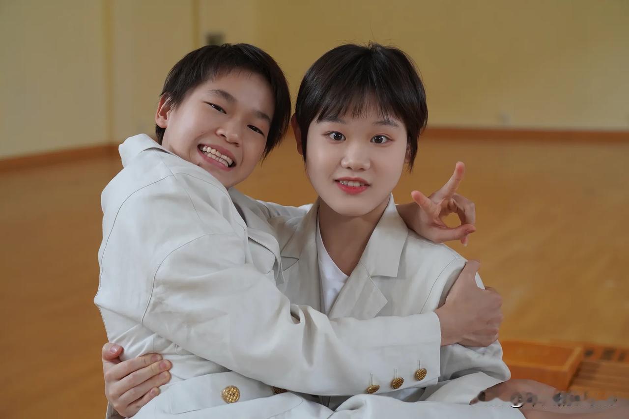 12月18日，奥运冠军张家齐再次开启直播带货，好朋友全红婵现身直播间，为小金豆加