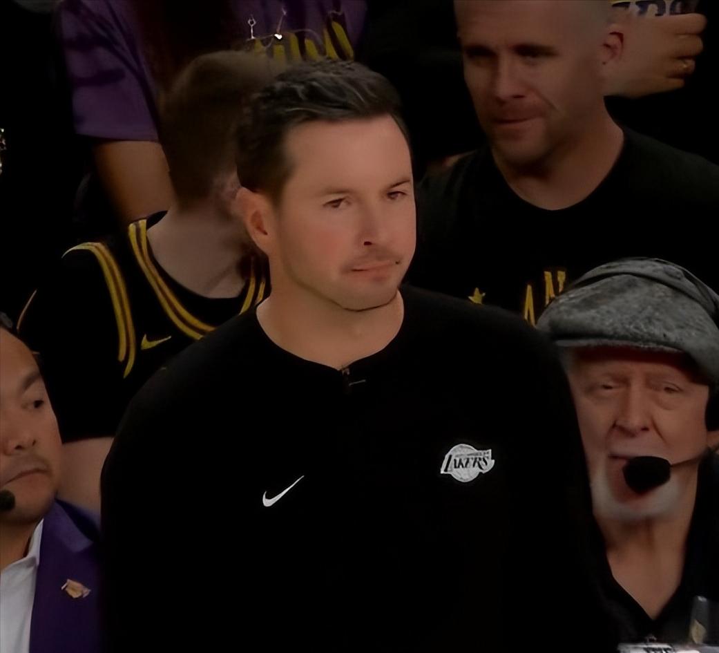 鱼跃救球！雷迪克盛赞詹姆斯：“我对詹姆斯说，在我观看他打NBA的23年里，以