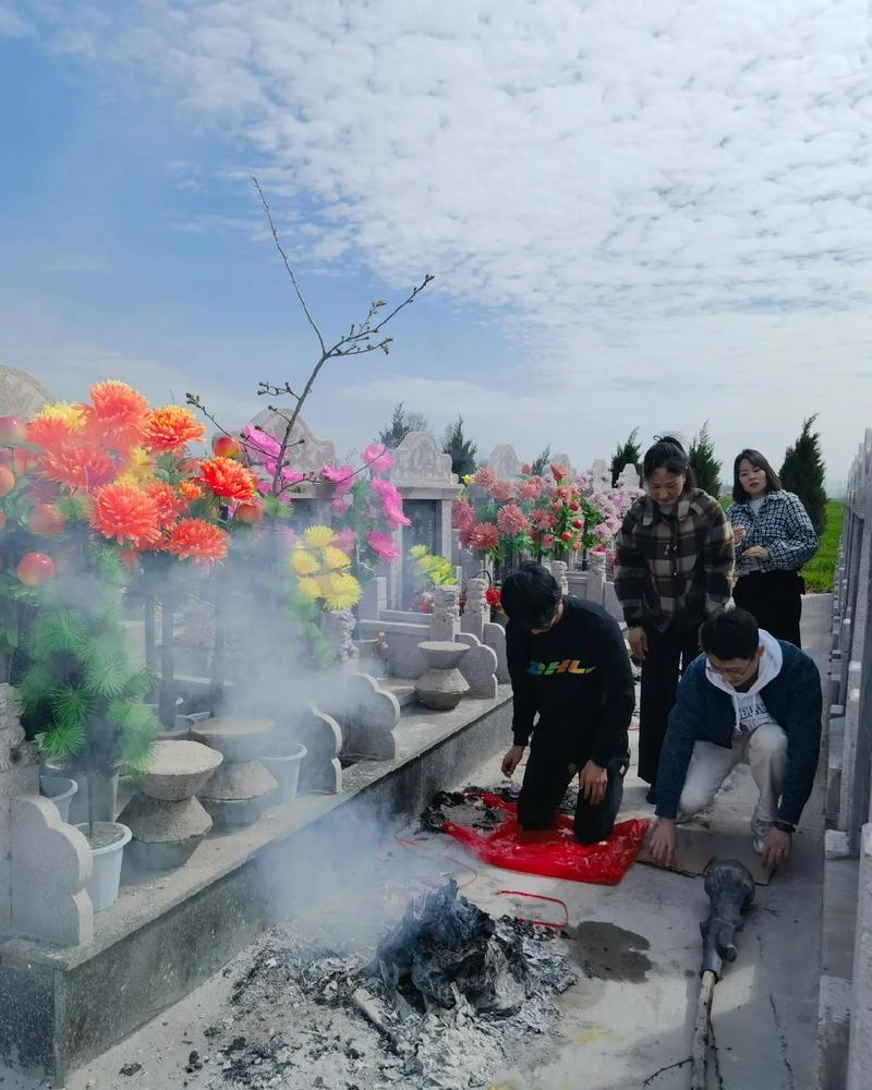 给已故的老人烧纸该不该取消？是不能取消的。扫墓烧纸祭祀是中华民族自古以来的风俗习