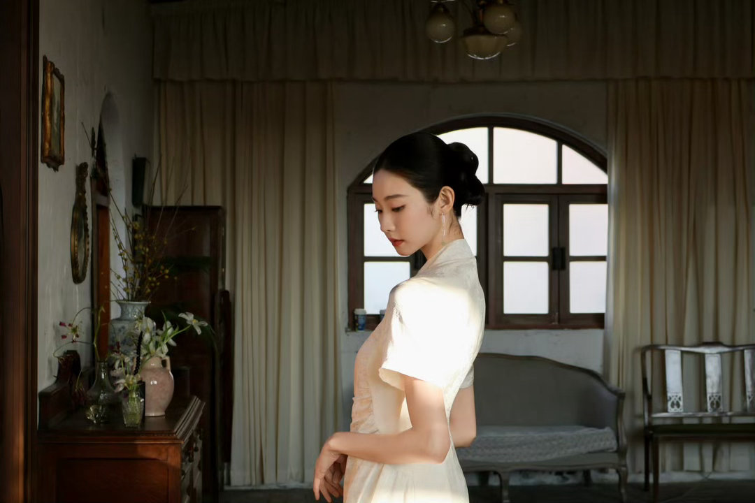 张艺凡古典美人脸张艺凡的古典美人脸真的太适配旗袍了！眉眼温婉自带古韵，一颦一笑