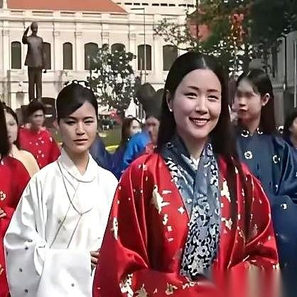 拿一件四百年前的古董，去跟人家进化到今天的日常款比，然后得出结论：你看，我们的不