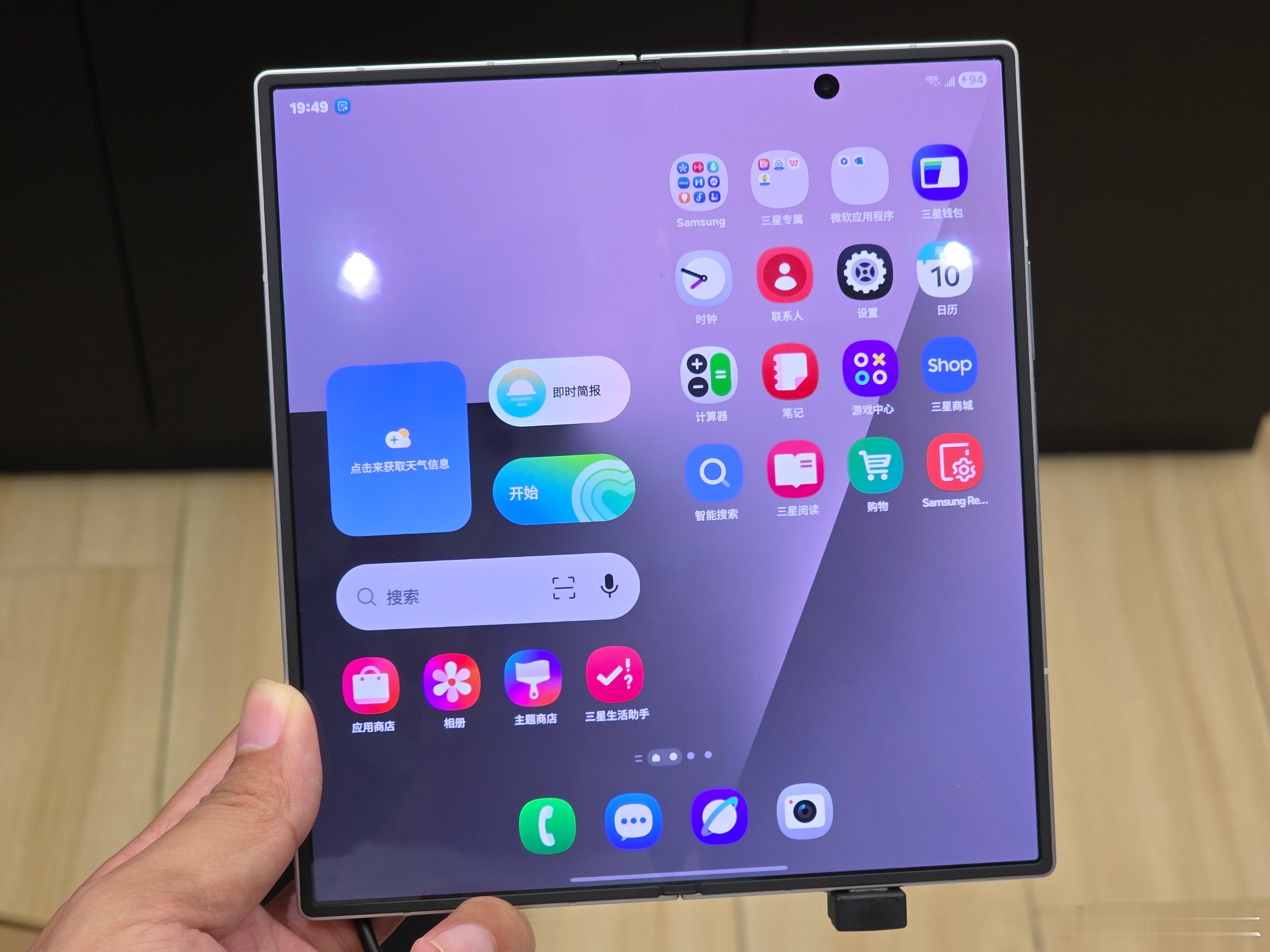 特地过来三星专卖店体验下GalaxyFold7，上手第一感觉就是轻薄，非常轻