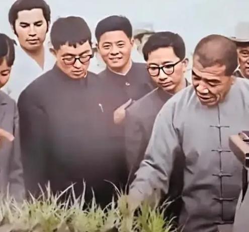 毛主席为啥把大寨和陈永贵捧得那么高？很多人张口就来：粮食打得多呗！我告诉你，这想