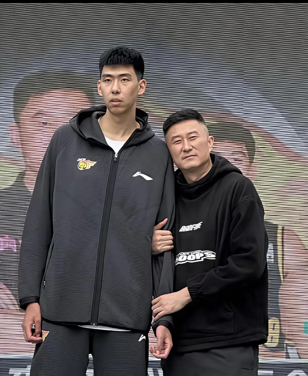 杜锋傻呀？看到有网上说徐昕两次被郭士强召进国队，为什么徐昕一直打不出来，追根是杜