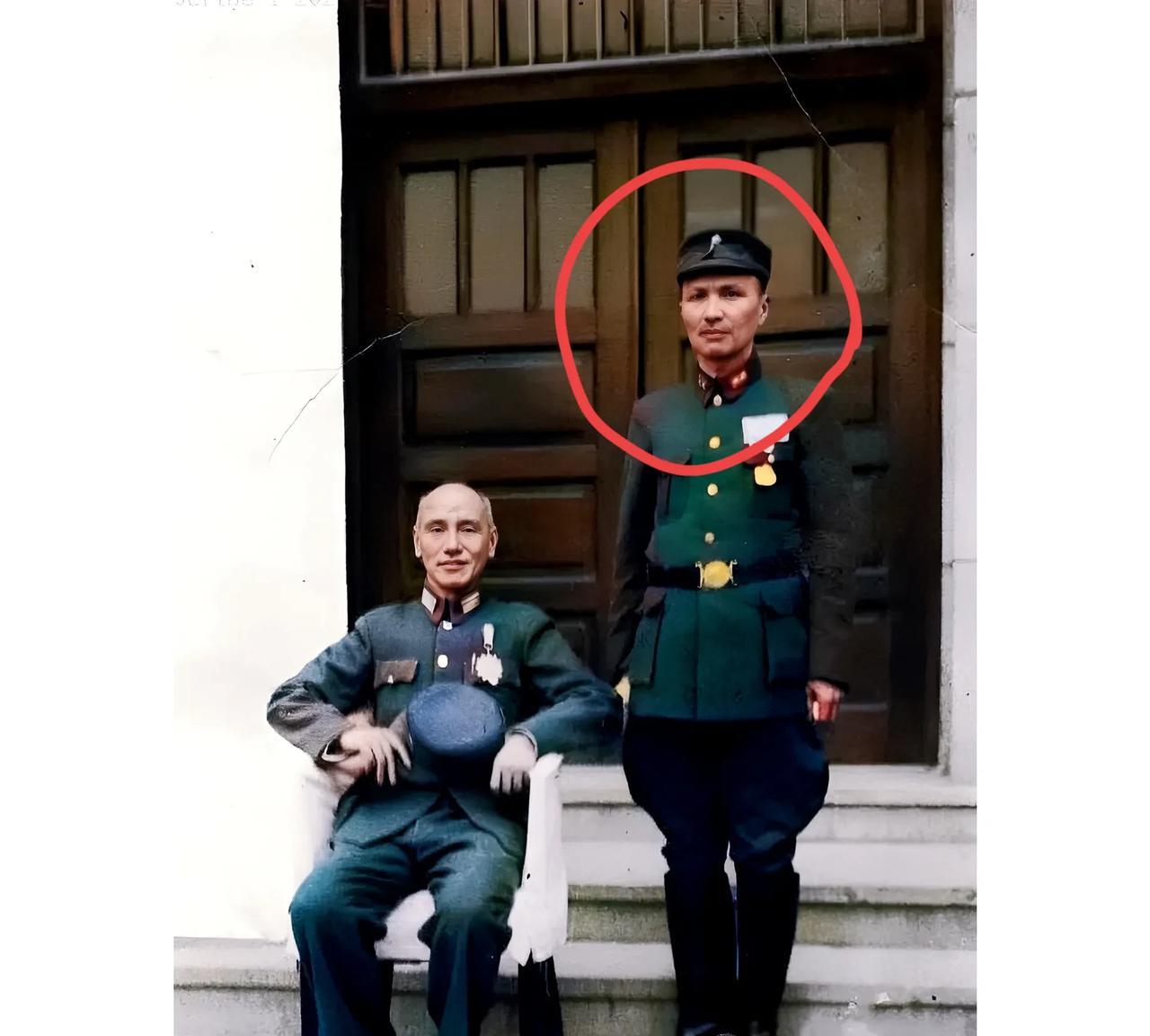 一张老照片，拍摄于1946年的河南新乡，这才是蒋中正的真实貌相，并非演员所饰演的