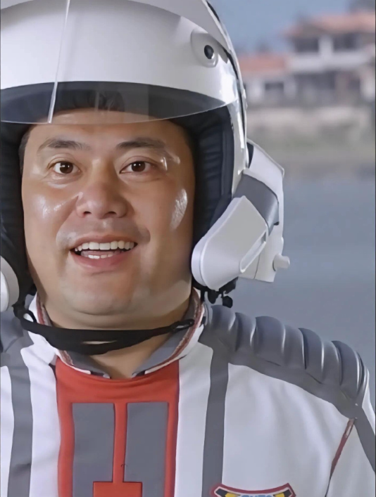 你们有没有觉得这两个人长的非常像？​​​