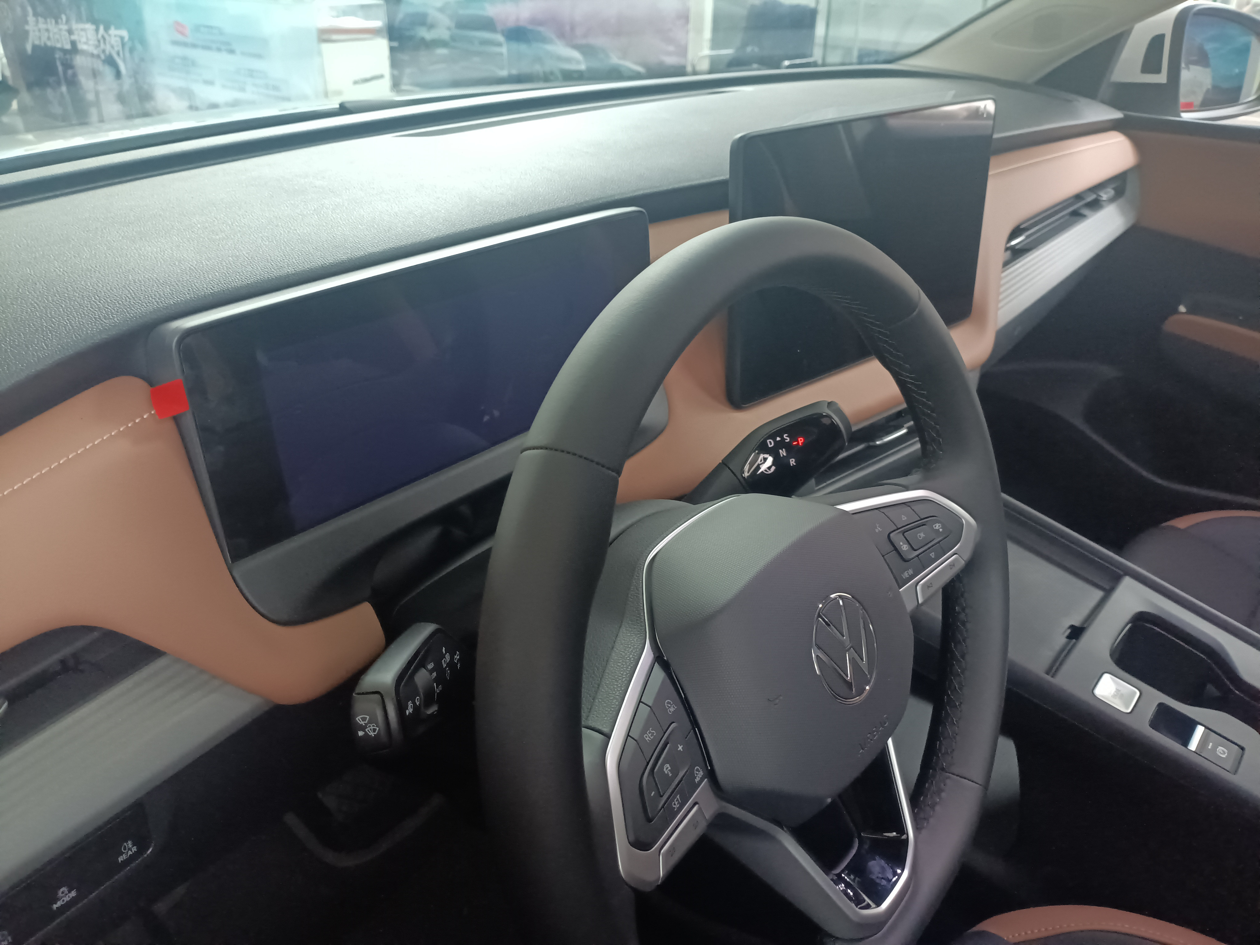 全新速腾S上市了，作为一汽大众的忠实用户，我怀着激动的心情去当地4S店近距离了解速腾S。