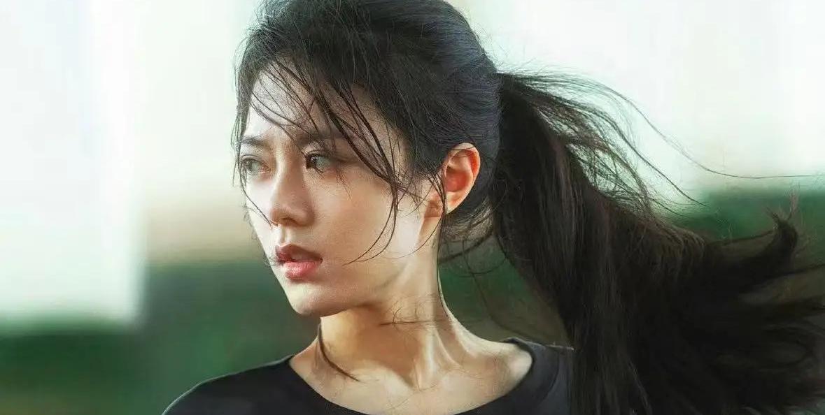 赵今麦红毯炸场！暗黑玫瑰造型上演美商核爆从《少年派》的马尾乖乖女到红毯上的“暗