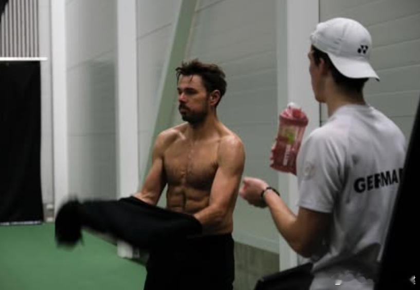 瓦林卡是瘦了吗？八块腹肌好明显！热点现场