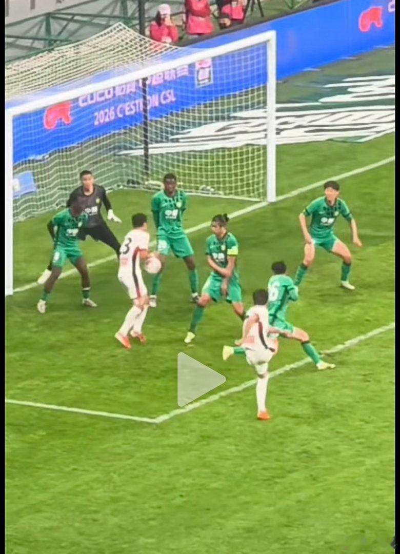 球迷视频角度，这球就是打在廖力生离开身体的手臂上，然后改变方向进球的。如果因为是