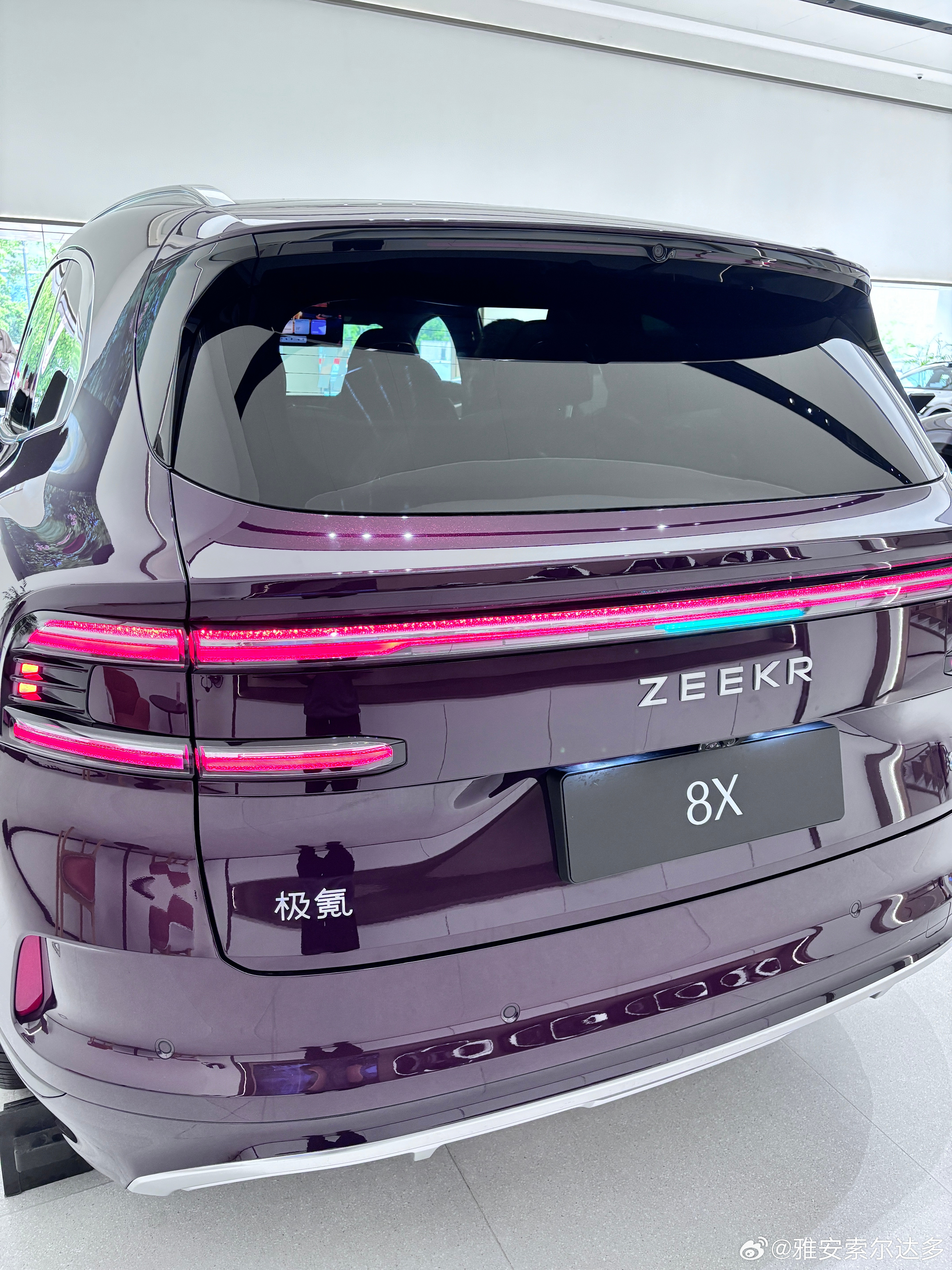 扎克8叉，都知道是9X的五座版，在D柱上没有宽大的电镀条装饰后，从侧面看电镀条有