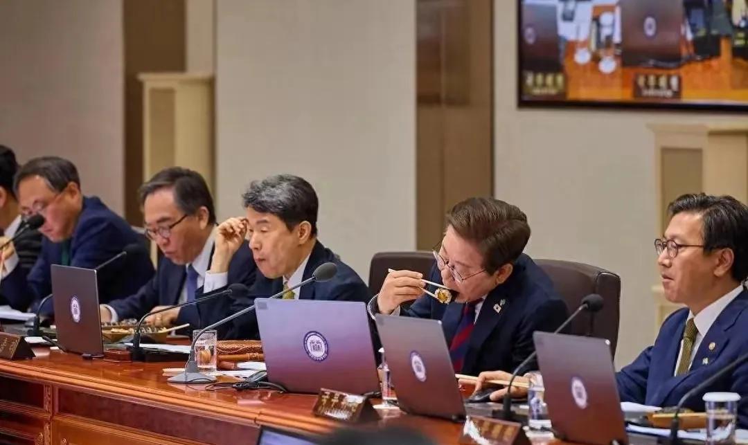 韩国总统李在明和文在寅同属一个派系，这时候他成了总统，并没有搞相应的特殊化，并没