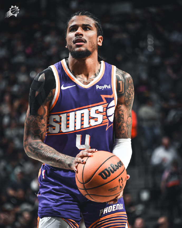 格林如果投疯了，能砍下40多分，也可能拉胯了就得10分8分，上一个这种球员是JR