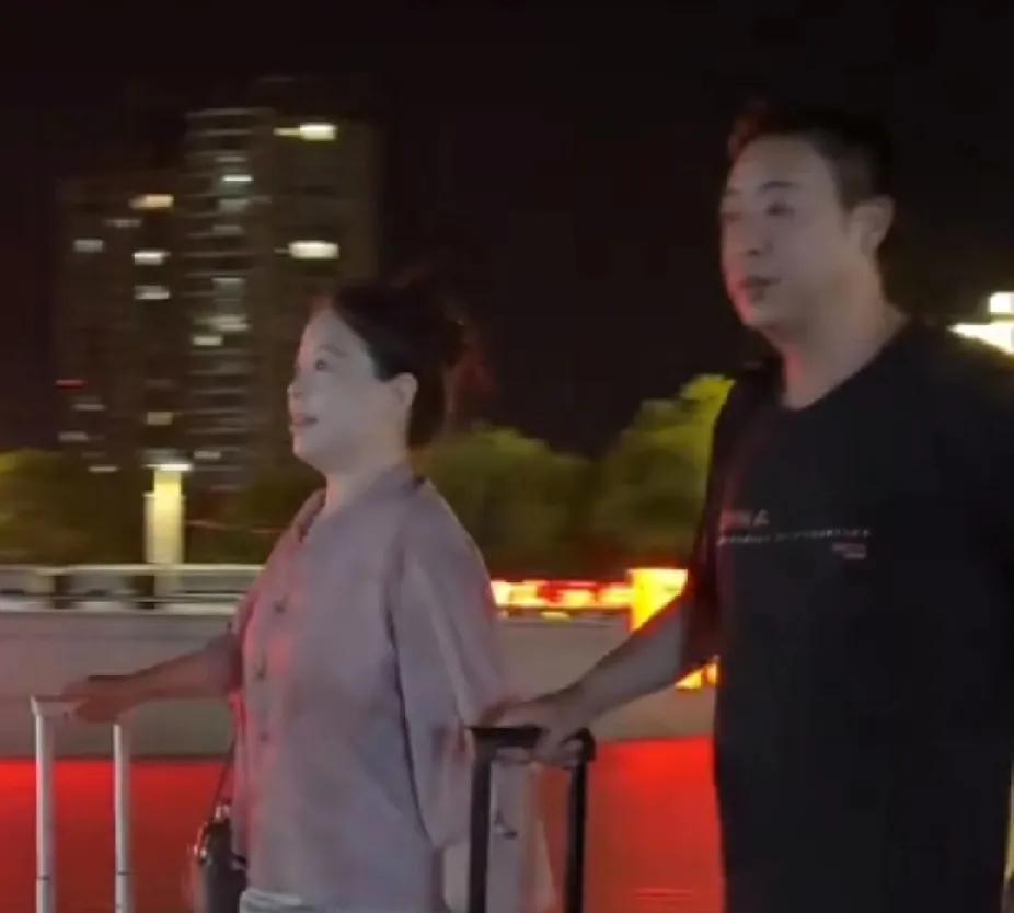 许妈姚爸再次踏上京北列车。深夜列车上的母亲：5年奔波未停，她要的真相何时能来？