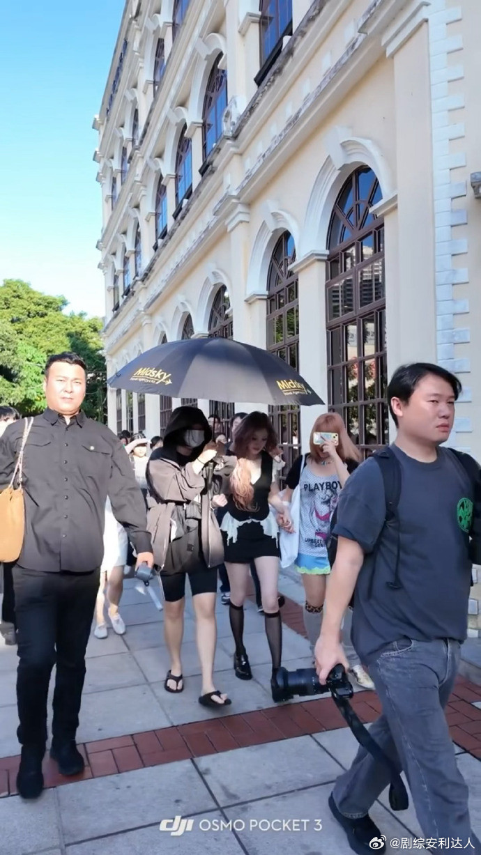 澳门街头偶遇宋雨琦拍摄澳门偶遇宋雨琦拍摄​宋雨琦澳门拍摄路透太绝！网友街头偶遇