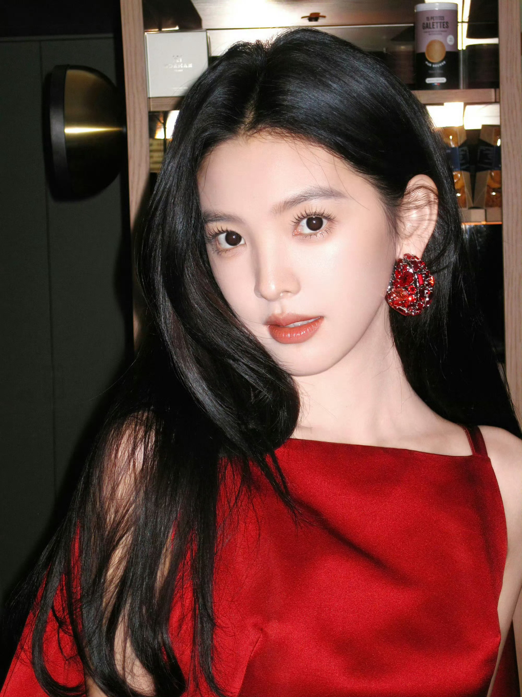 章若楠黑发红裙照章若楠黑发红裙太美了[爱心]​​​