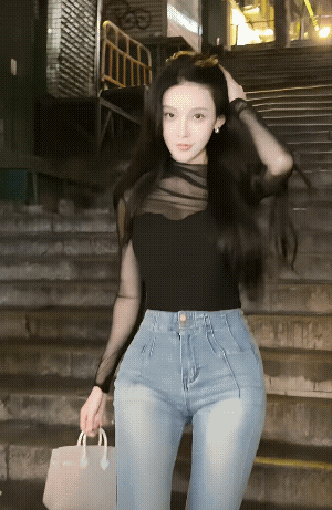 身材确实好棒，但是仔细看地面瓷砖都变形了！