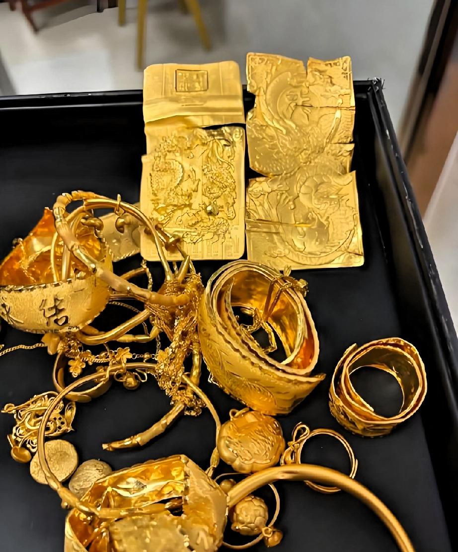 手里有黄金的人，估计现在真的要慌了！7月25日金价再度大幅跳水，狠狠打脸所有